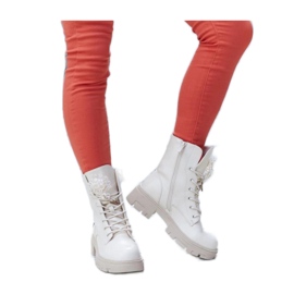 Beige Stiefeletten mit Zierperlen