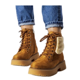 Braune isolierte Stiefel mit Fell