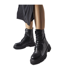 Schwarze durchbrochene Stiefel