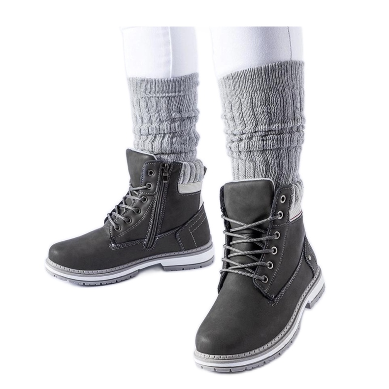 Graue, isolierte Wanderschuhe