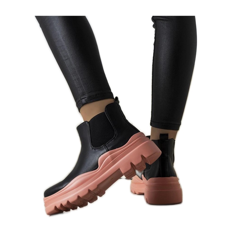 Schwarze Stiefeletten auf rosa Plateau