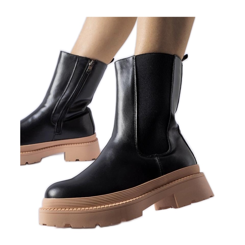 Schwarze Stiefeletten mit hellrosa Sohle