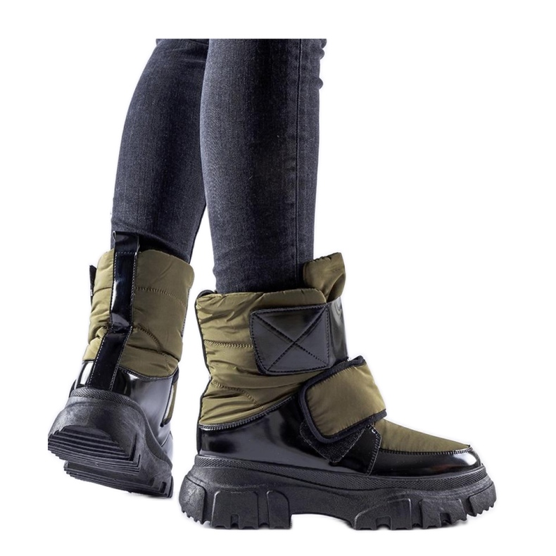 Grüne isolierte Schneestiefel