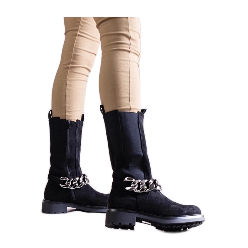 Schwarze Damenstiefeletten, verziert mit einer Kette