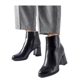 Schwarze isolierte Stiefeletten mit dekorativem Absatz