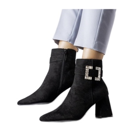 Schwarze Stiefel auf einem Pfosten mit Zirkonen