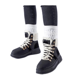 Schwarze Arbeiter auf einer riesigen Plattform