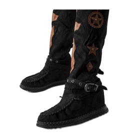 Schwarze Stiefel im Boho-Stil