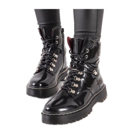 Schwarze Lackstiefel
