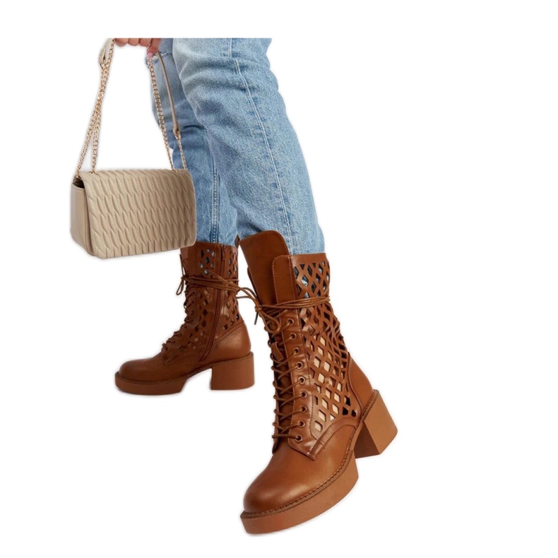 Braune durchbrochene Stiefel mit hohen Absätzen