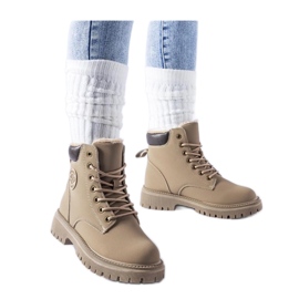 Beige isolierte Stiefel braun