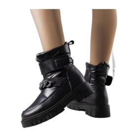 Schwarze Schneestiefel mit einer Kette