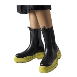 Schwarze Stiefel mit farbiger Sohle