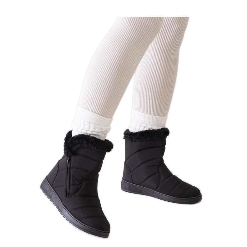 Schwarze Schneestiefel mit Fell verziert