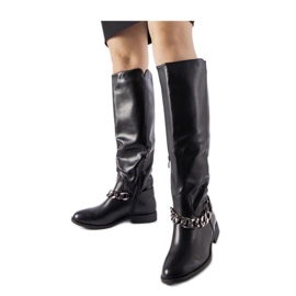 Schwarze isolierte Stiefel mit Kette
