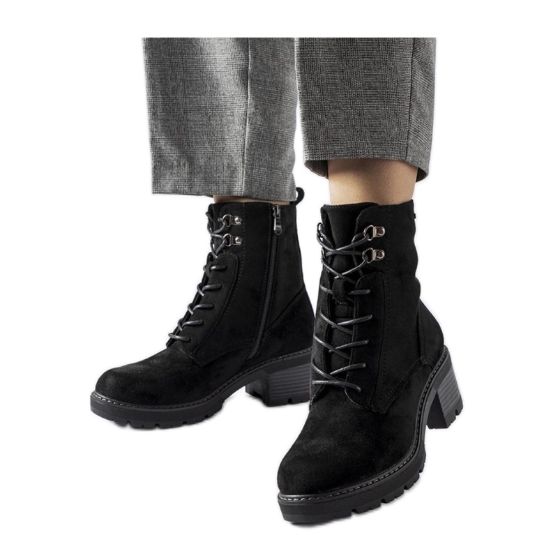 Schwarze Schnürstiefeletten