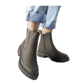 Grüne Gummistiefel und Damenstiefeletten