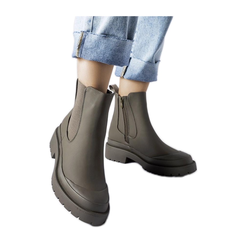 Grüne Gummistiefel und Damenstiefeletten