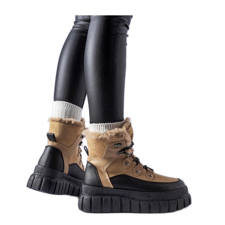 Beige Stiefel auf massiver Sohle