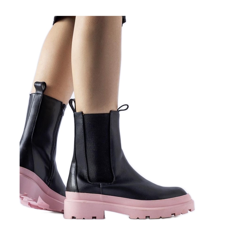 Schwarze Stiefel mit rosa Sohlen
