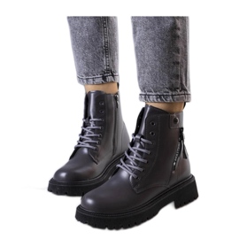 Graue, isolierte Wanderschuhe