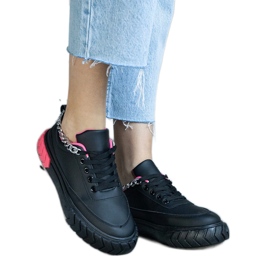 Schwarze Turnschuhe mit Kette