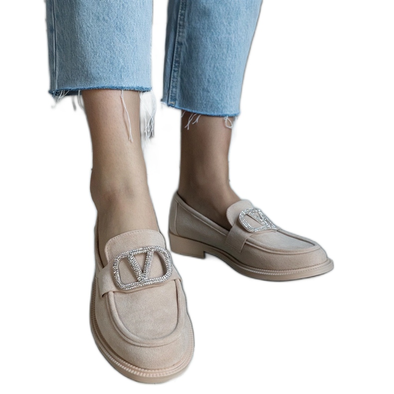 Beigefarbene Mokassins mit Strasssteinen verziert