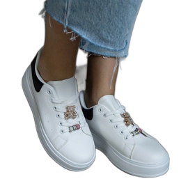 Weiße Plateau-Sneaker, verziert mit einem Teddybären