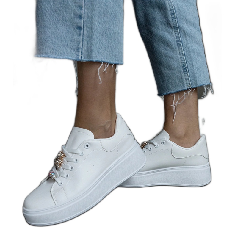 Weiße Plateau-Sneaker, verziert mit einem Teddybären