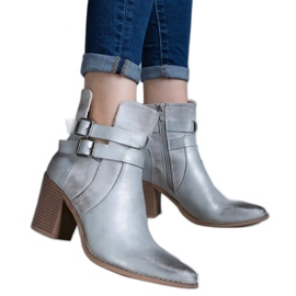 Silberne Stiefeletten mit hohem Absatz, verziert mit einem Ausschnitt