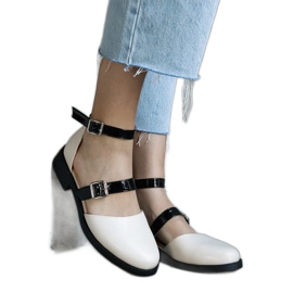 Beige Ballerinas mit Schnalle