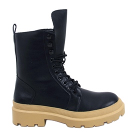 Schwarze Stiefel auf den Beschützer geschnürt