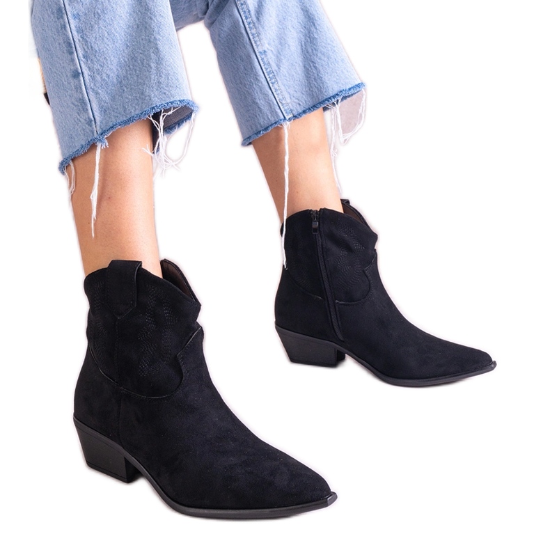 Schwarze Cowboy -Stiefel isolierter Knöchel