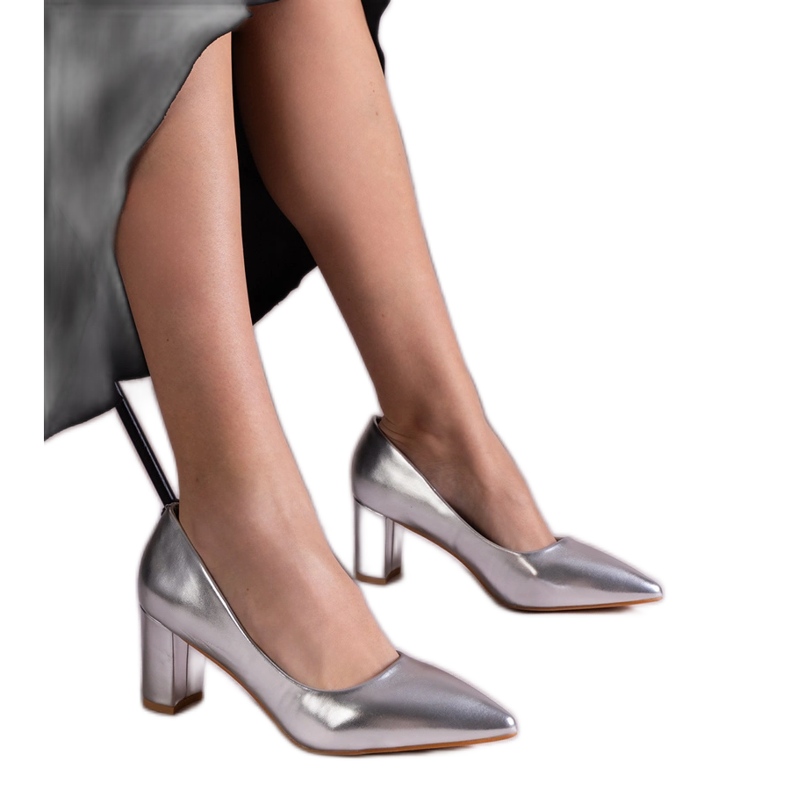 Silbermetallische Pumpen auf dem Pfosten silber-