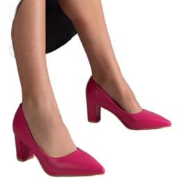 Rosafarbene Pumps an der Säule