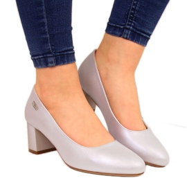 Pumpen am Sergio Leone Beige-Perła-Pfosten