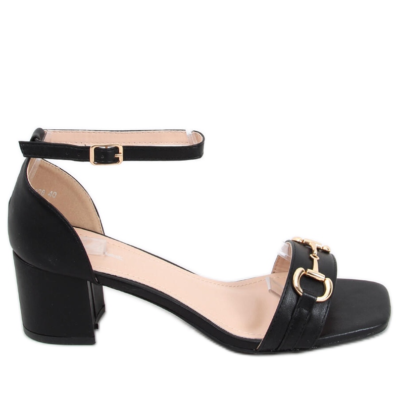 Schwarze Sandalen mit hohem Schnäppchen mit einer goldenen Dekoration