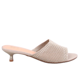 Openwork -Frauen -Flip -Flops auf Gold beige