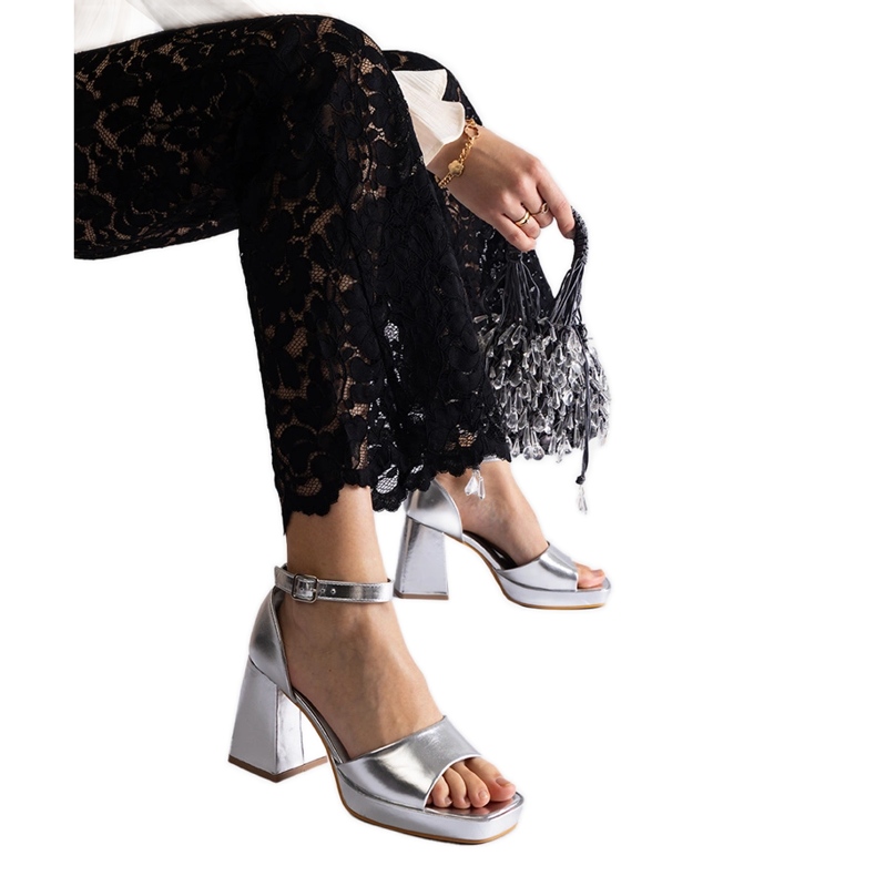 Silberne Frauensandalen mit einer massiven metallischen Ferse silber-