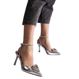Silberne High Heels mit offenem Absatz, verziert mit Zirkonen