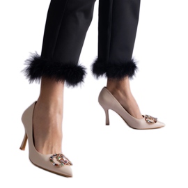 Beigefarbene High Heels, verziert mit bunten Zirkonen