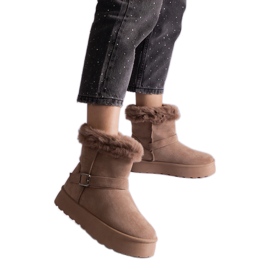Braune, isolierte Schneestiefel mit Fellverzierung