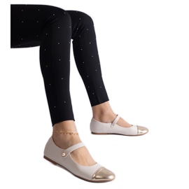 Beige-goldene Ballerinas mit Lackkappe und Klettverschluss