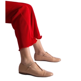 Beigefarbene Ballerinas mit Lackspitze und Schnallenverschluss