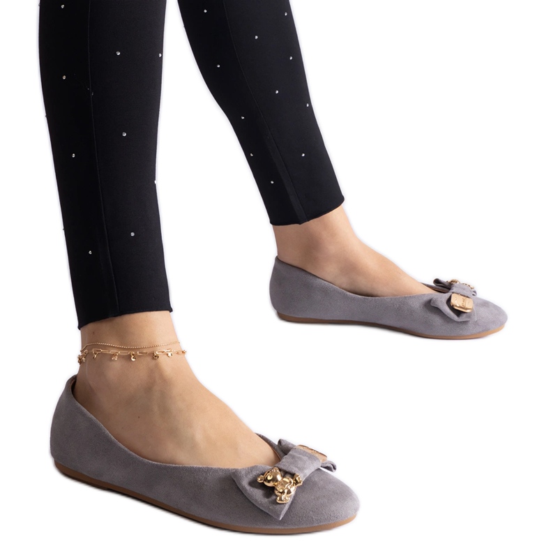 Graue Ballerinas, verziert mit einer Schleife und einer Brosche