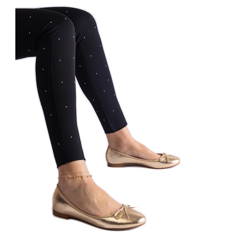 Goldene Ballerinas, verziert mit einer Schleife