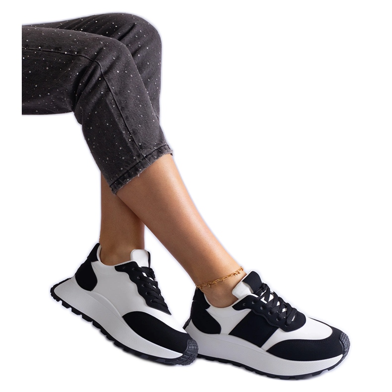 Schwarze Sneaker auf der Plattform