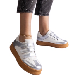 Silber -Turnschuhe, die mit Klettverschluss befestigt sind