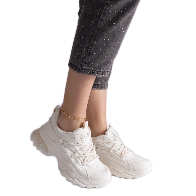 Beige Sportsneaker auf einer massiven Sohle