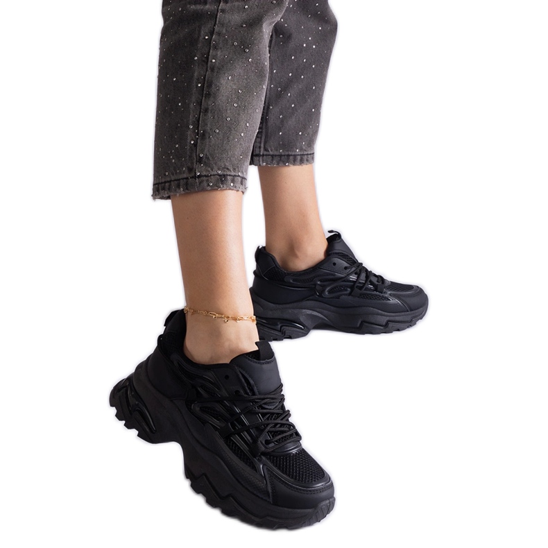 Schwarze Sport -Turnschuhe auf einer massiven Sohle